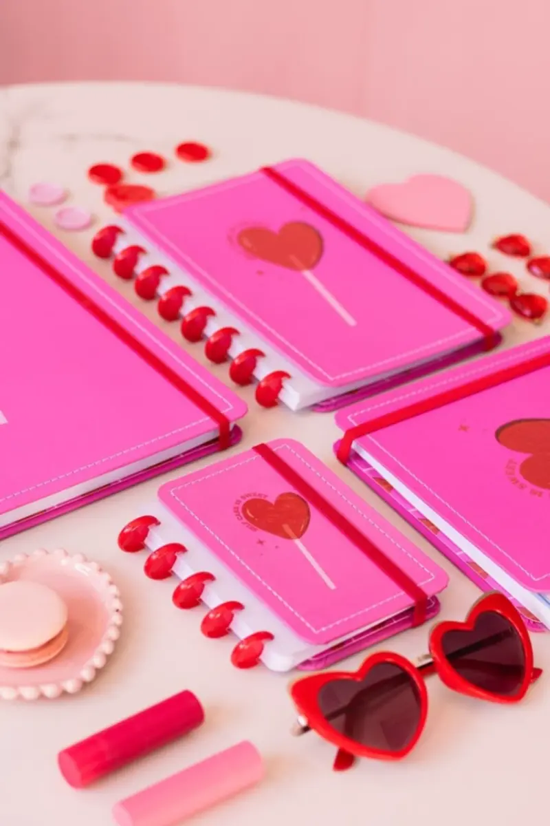 bloquinho de anota&ccedil;&otilde;es rosa com cora&ccedil;&atilde;o na capa