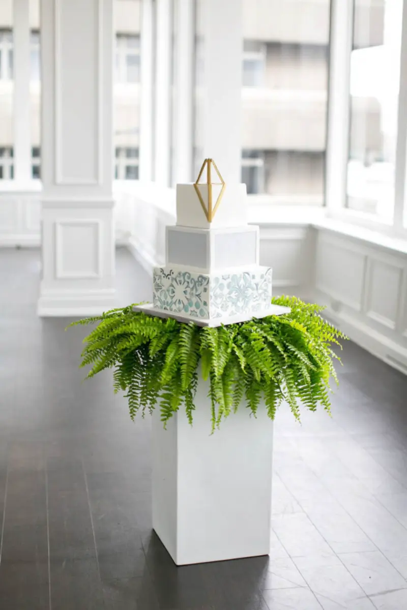 bolo de tr&ecirc;s andares de casamento moderno