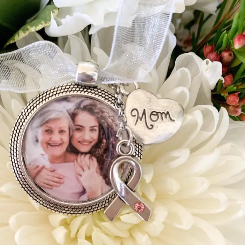 broche de in memoriam no buque da noiva