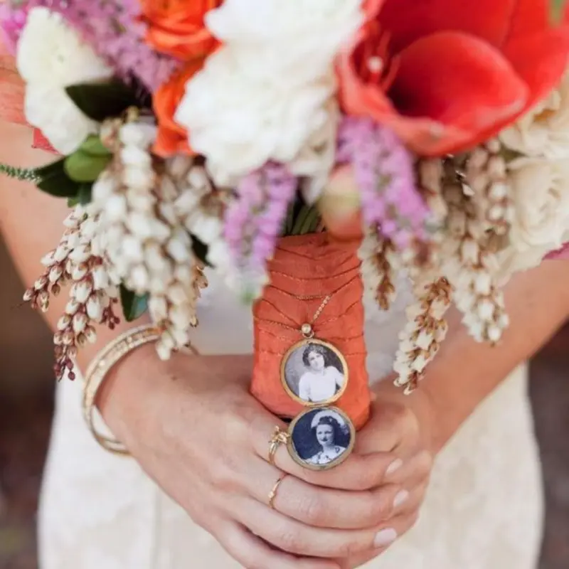 buque de noiva com broche de homenagem p&oacute;stuma