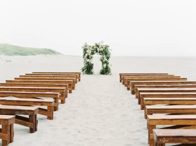 casamento ao ar livre na praia com banco de madeira