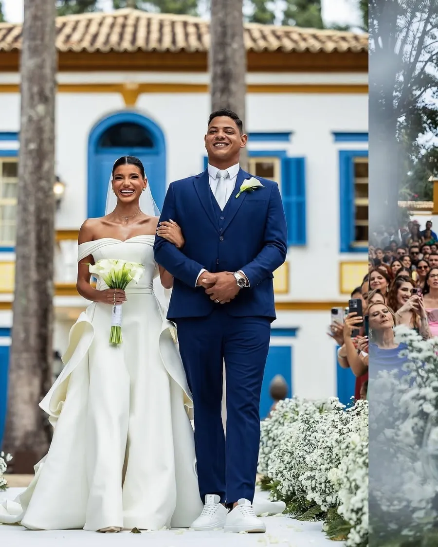 entrada da noiva com homem de terno azul