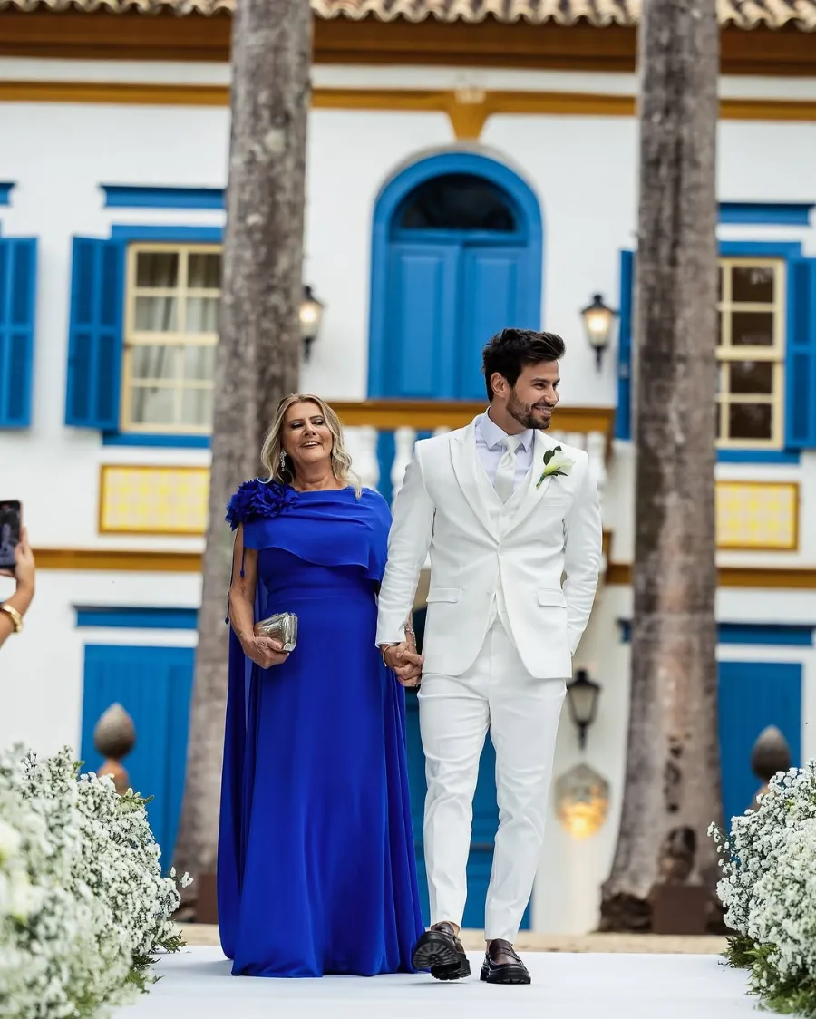 entrada do noivo com a mãe de vestido azul clássico