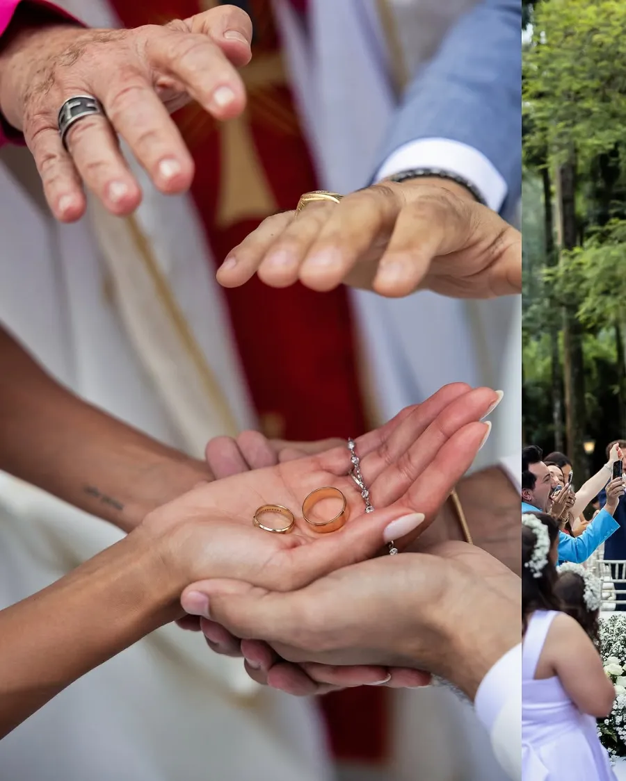 mãos segurando alianças douradas