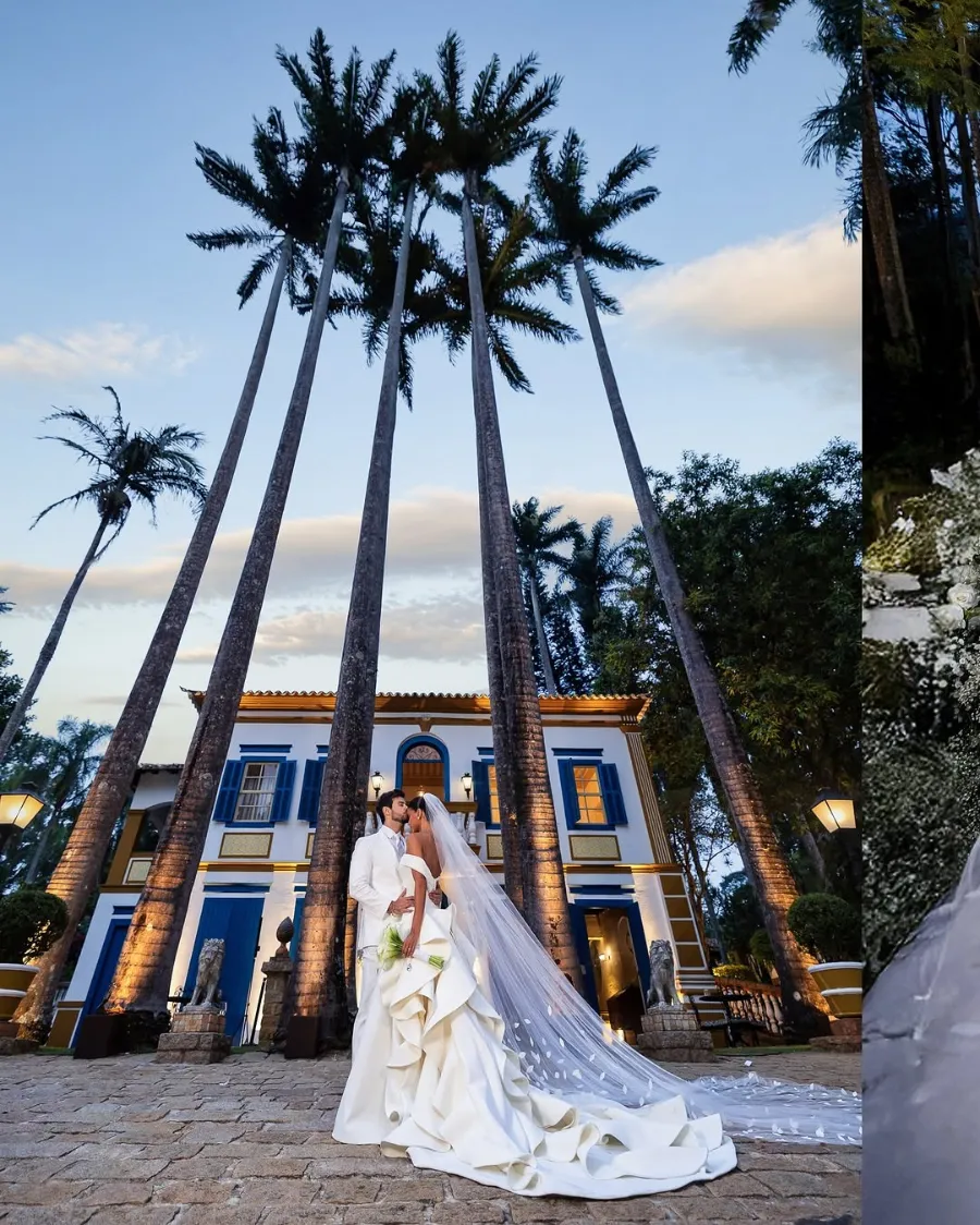 noivos se beijando na frente de fazenda antiga