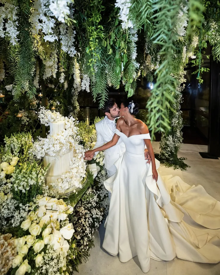 noivos cortando o bolo