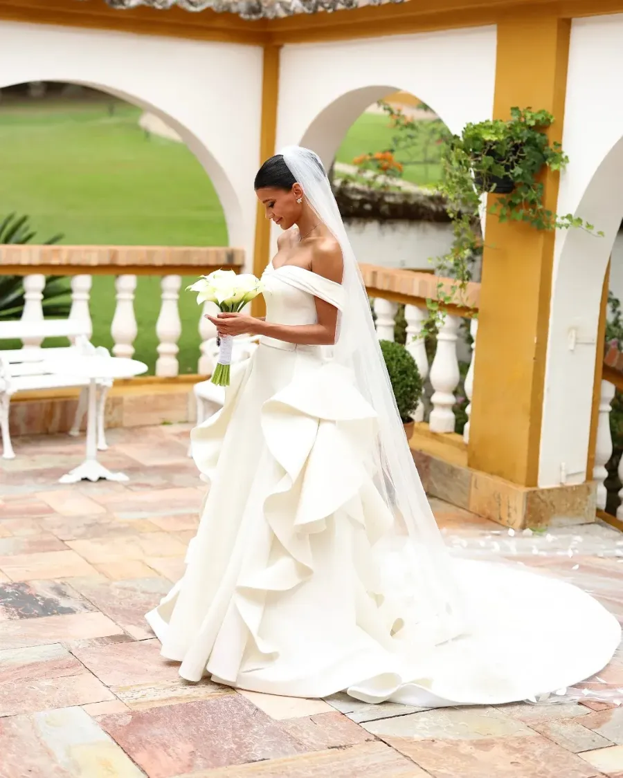 noiva com vestido com babados e véu