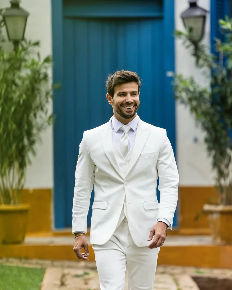 cantor mariano com terno branco