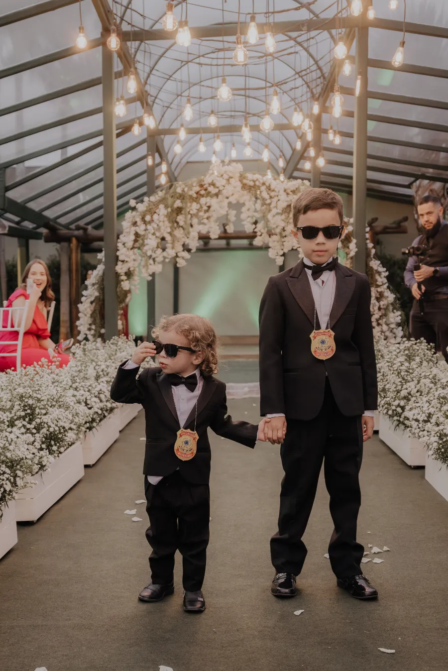 entrada dos pajens de terno preto