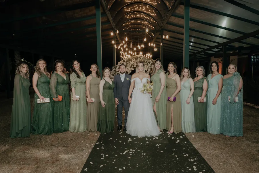 noivos ao lado das madrinhas de verde