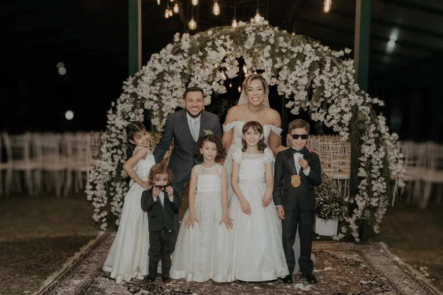 noivos com daminhas e pajens