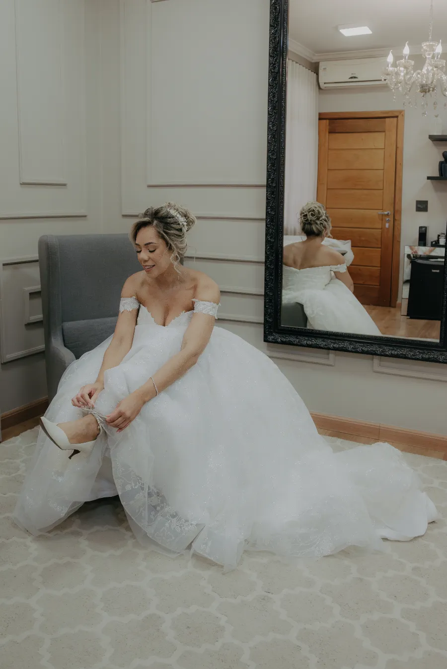 noiva colocando sapatos