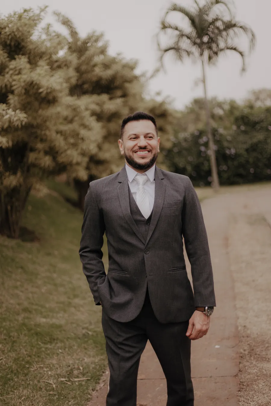 noivo com terno cinza