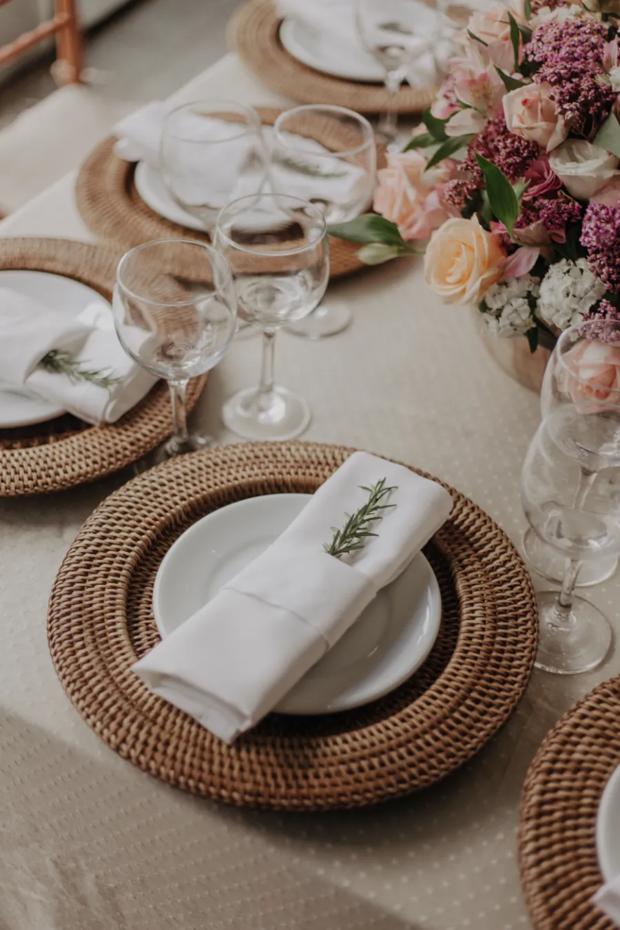 mesa posta simples e delicada