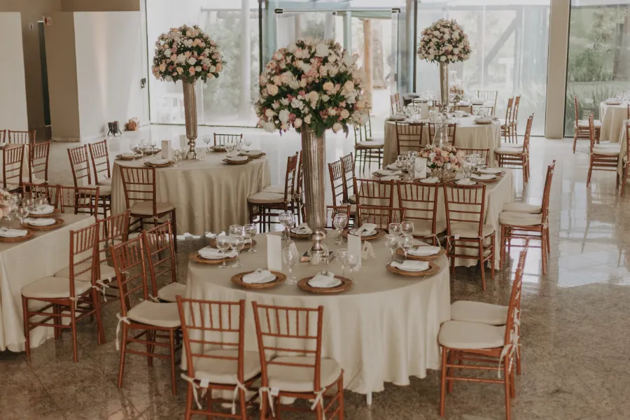 mesa com flores no centro