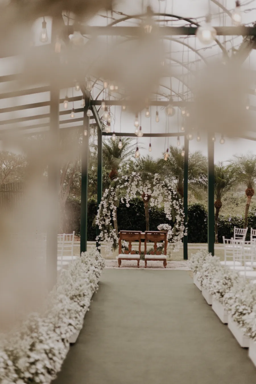 altar com flores brancas