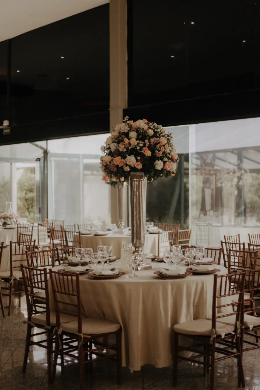 mesa posta com flores no centro de mesa