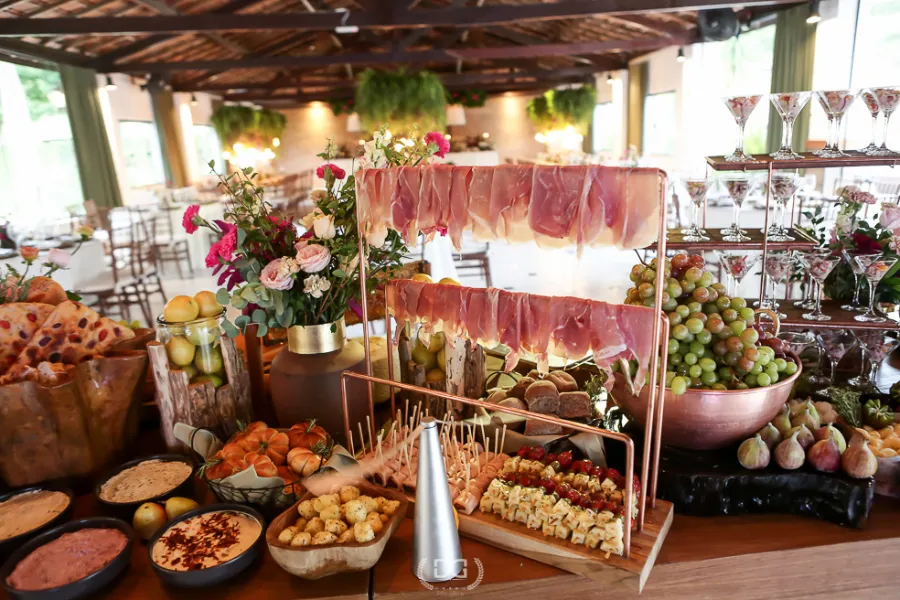 mesa com buffet de casamento