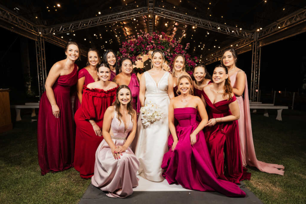 capa post: noiva ao lado das madrinhas de casamento com vestido rosa e marsala