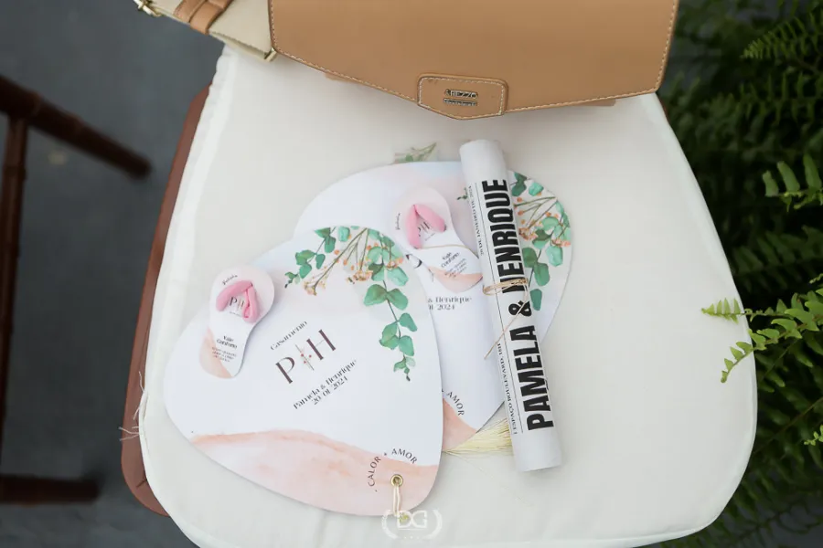 chinelo personalizado ao lado de leque de papel