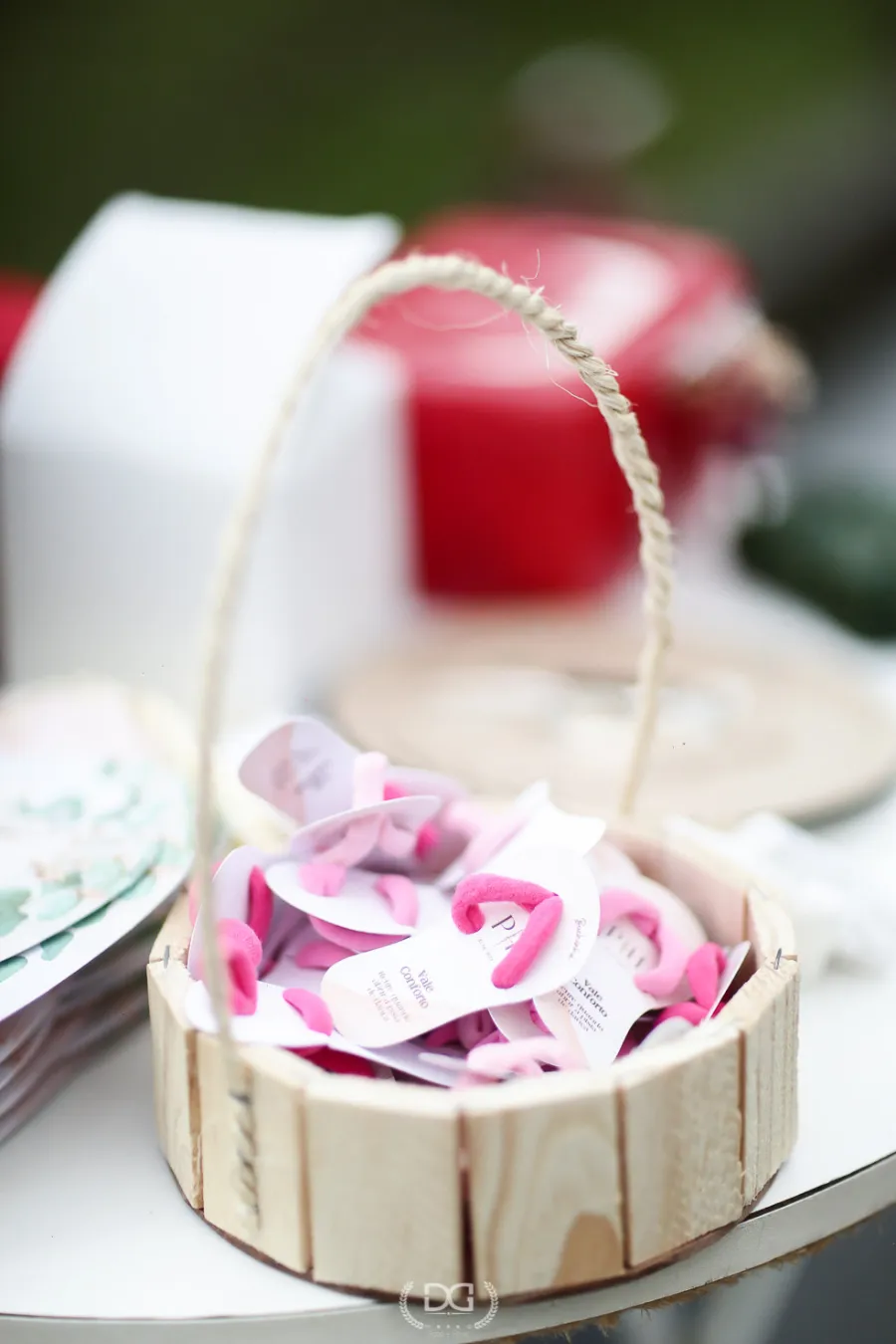 cesta com vale chinelos de lembrancinhas de casamento