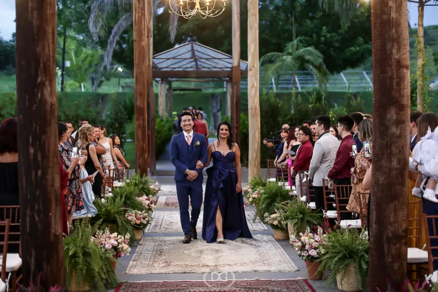 entrada do noivo ao lado da mãe de vestido azul