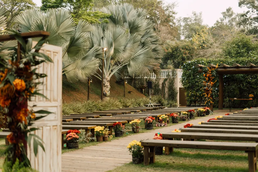 espaço de casamento com flores com cores quentes