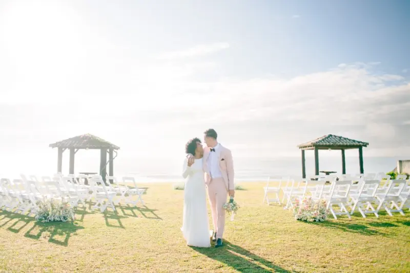 noivos caminhando abraçados em casamento simples em frente ao mar