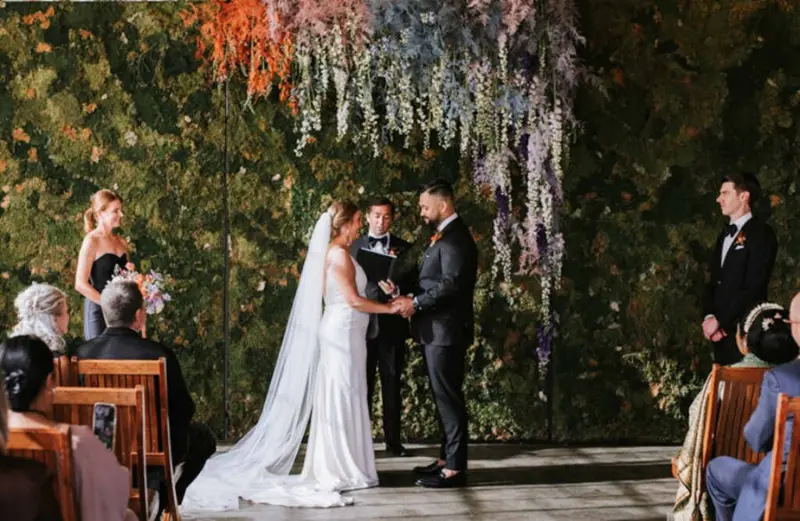 cerimônia de casamento simples com noivos colocando as alianças