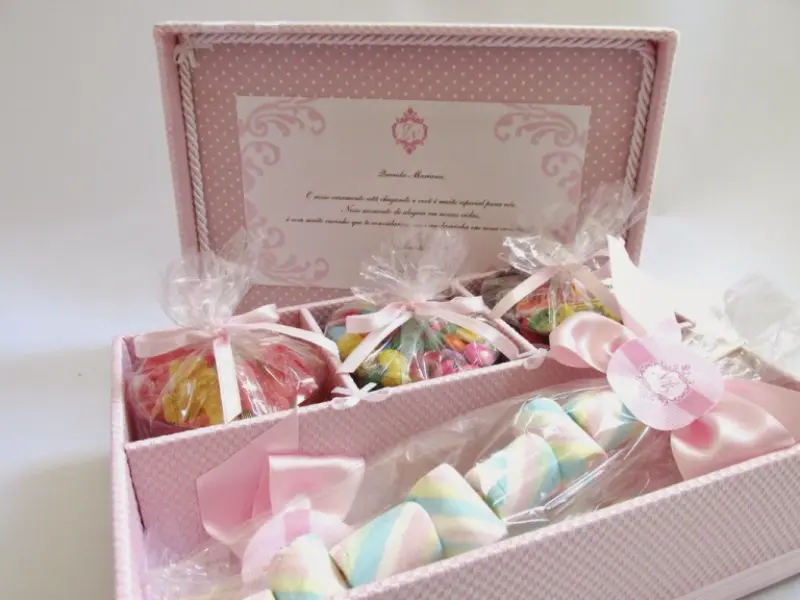 convite para daminha com doces e guloseimas