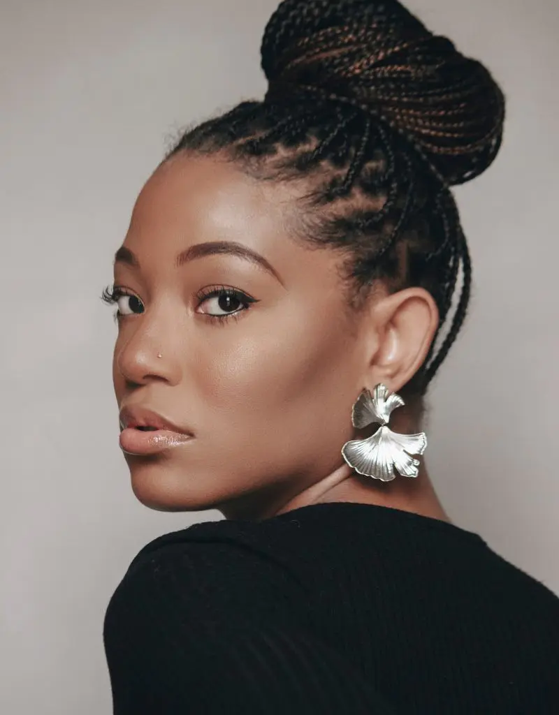  coque com tranças em mulher negra