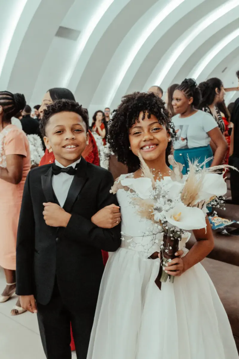 daminha e pajem sorrindo em entrada de casamento