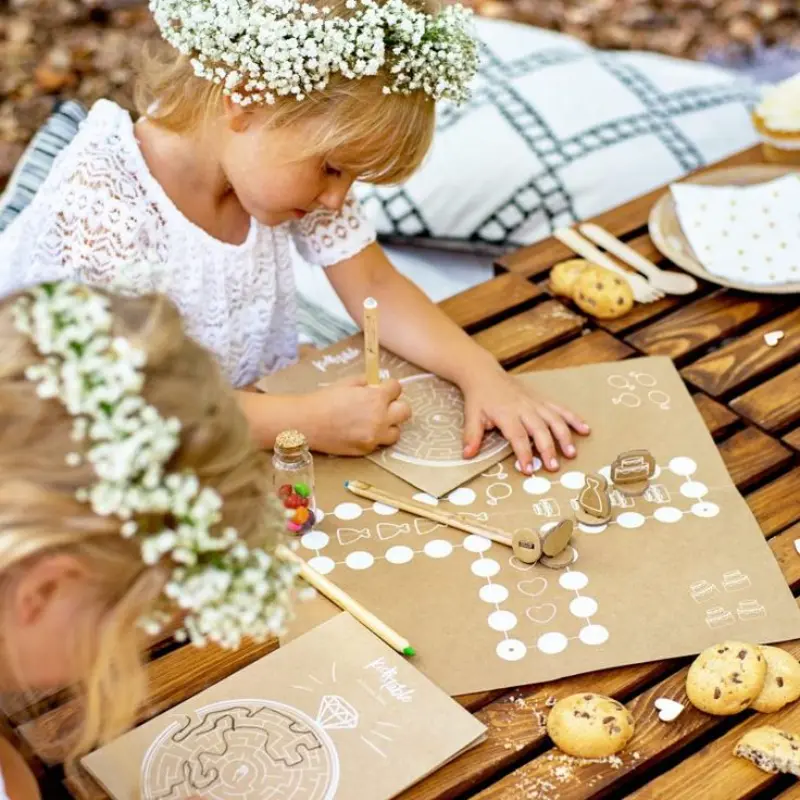 daminha pintando e brincado em casamento