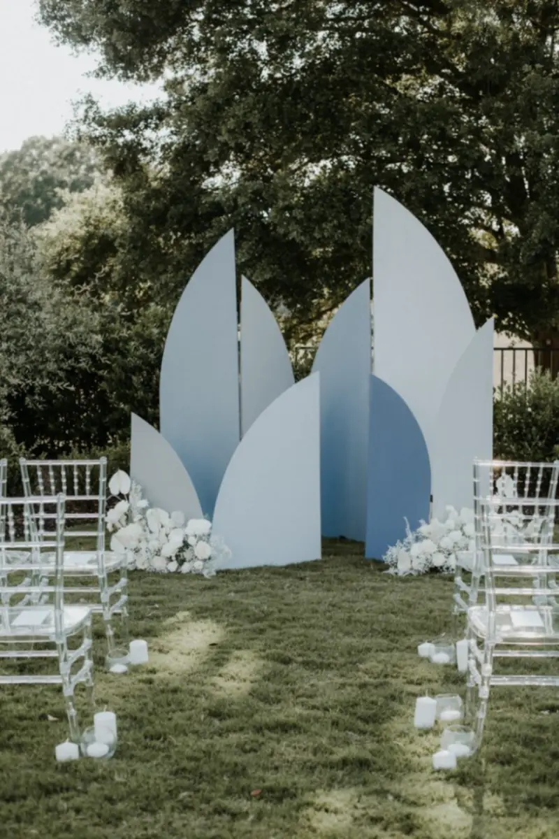 espa&ccedil;o da cerim&ocirc;nia com backdrop em azul 