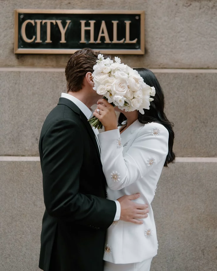 noivos em ensaio fotográfico de casamento no cartório