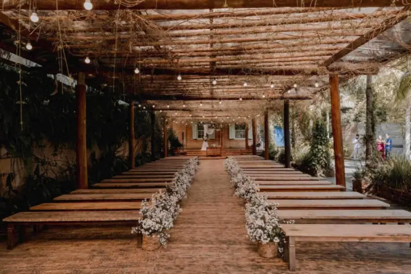 espaço da cerimônia de casamento simples com bancos de madeira