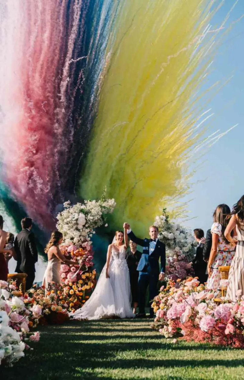 fuma&ccedil;a colorida na sa&iacute;da dos noivos em casamento ao ar livre