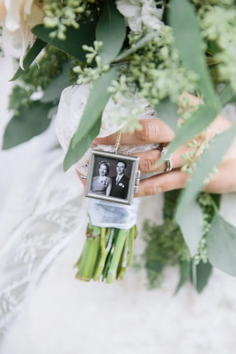 homenagem p&oacute;stuma no buque da noiva com broche