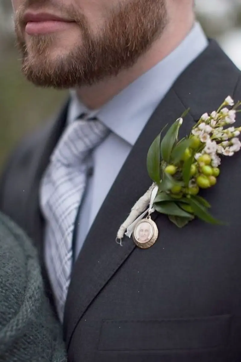 lapela do noivo com homenagem p&oacute;stuma