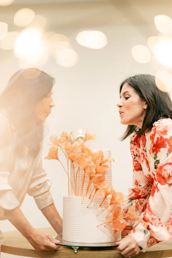 capa post: mulheres soprando velinhas de bolo