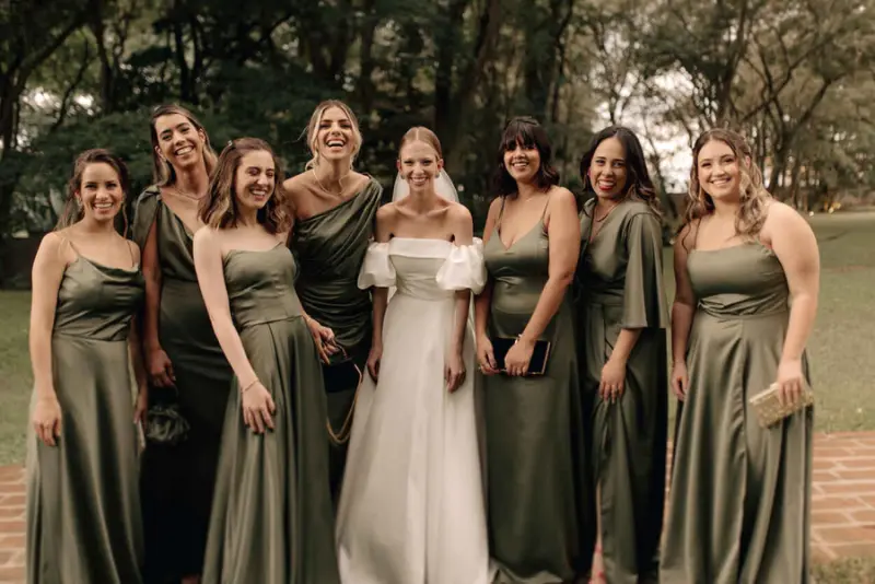 madrinhas de verde ao lado da noiva