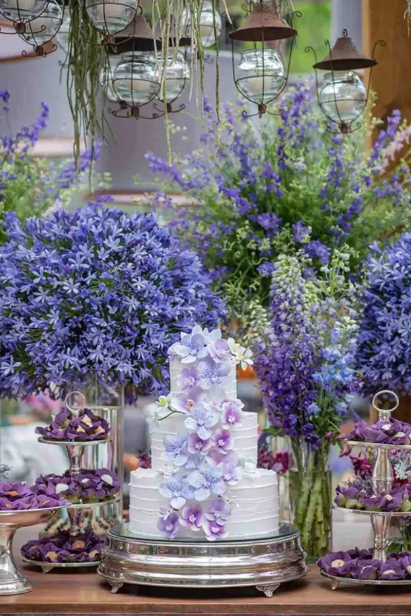 mesa do bolo em tons de roxo