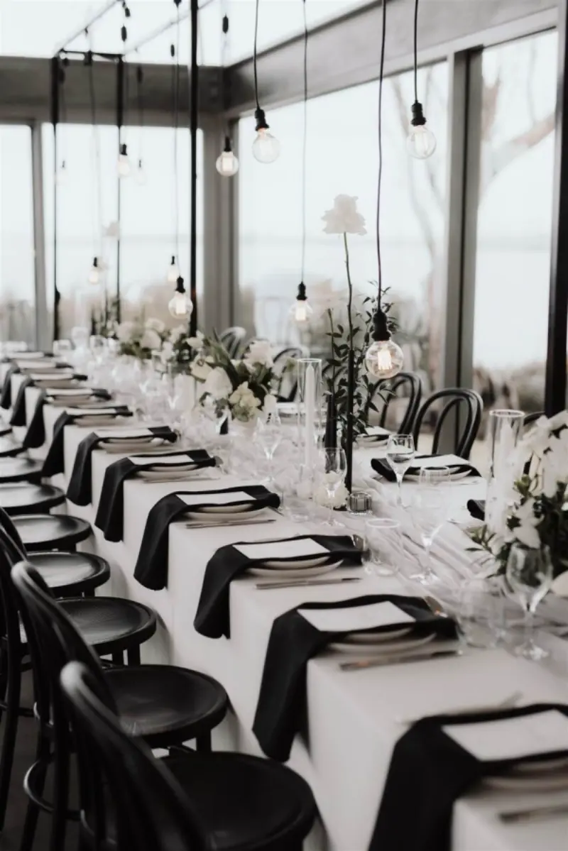 mesa posta com decora&ccedil;&atilde;o preta