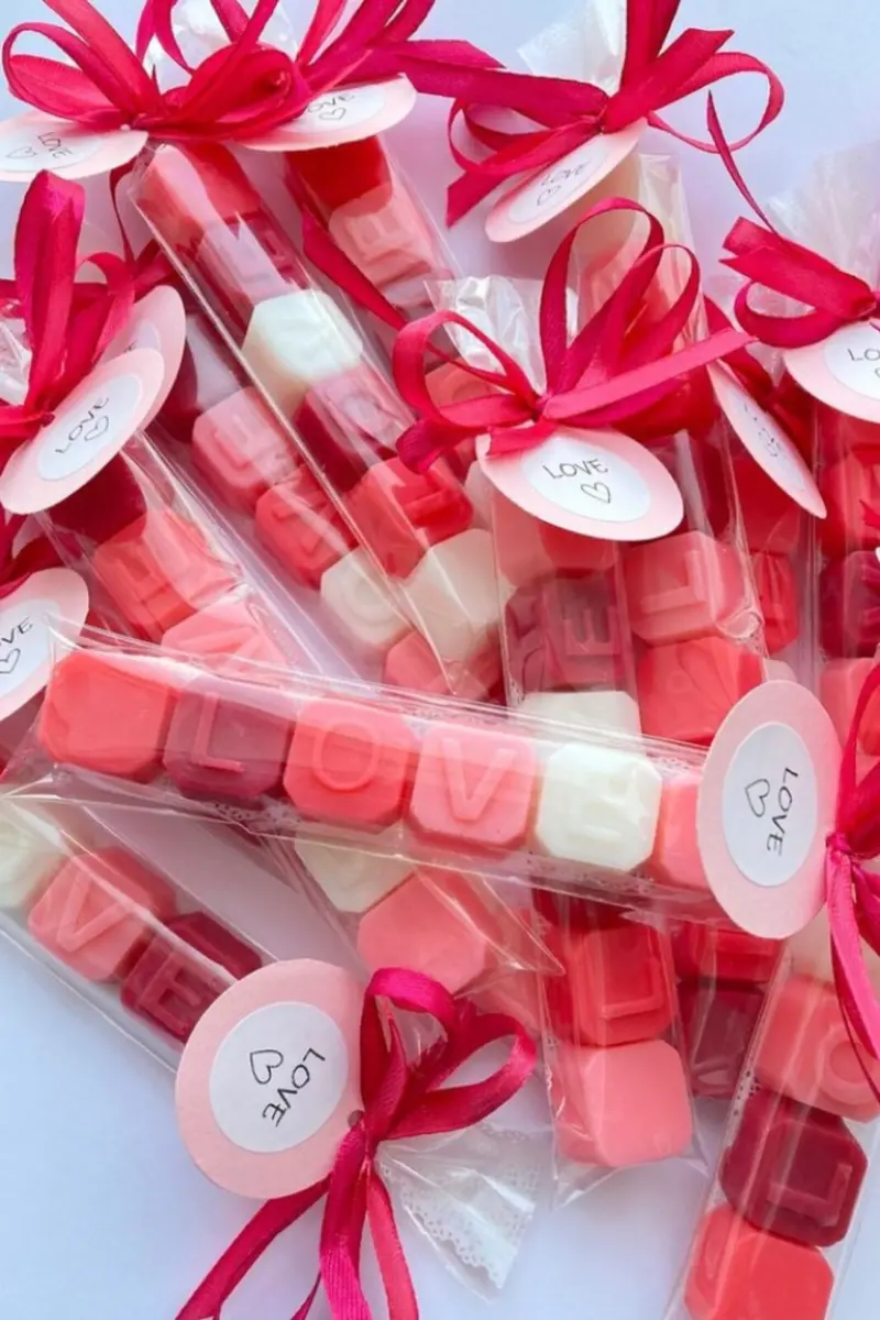 mini sabonete em embalagem transparente com la&ccedil;o de cetim