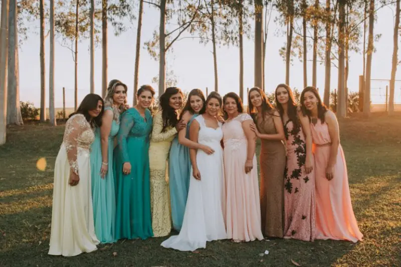 noiva com madrinhas no campo