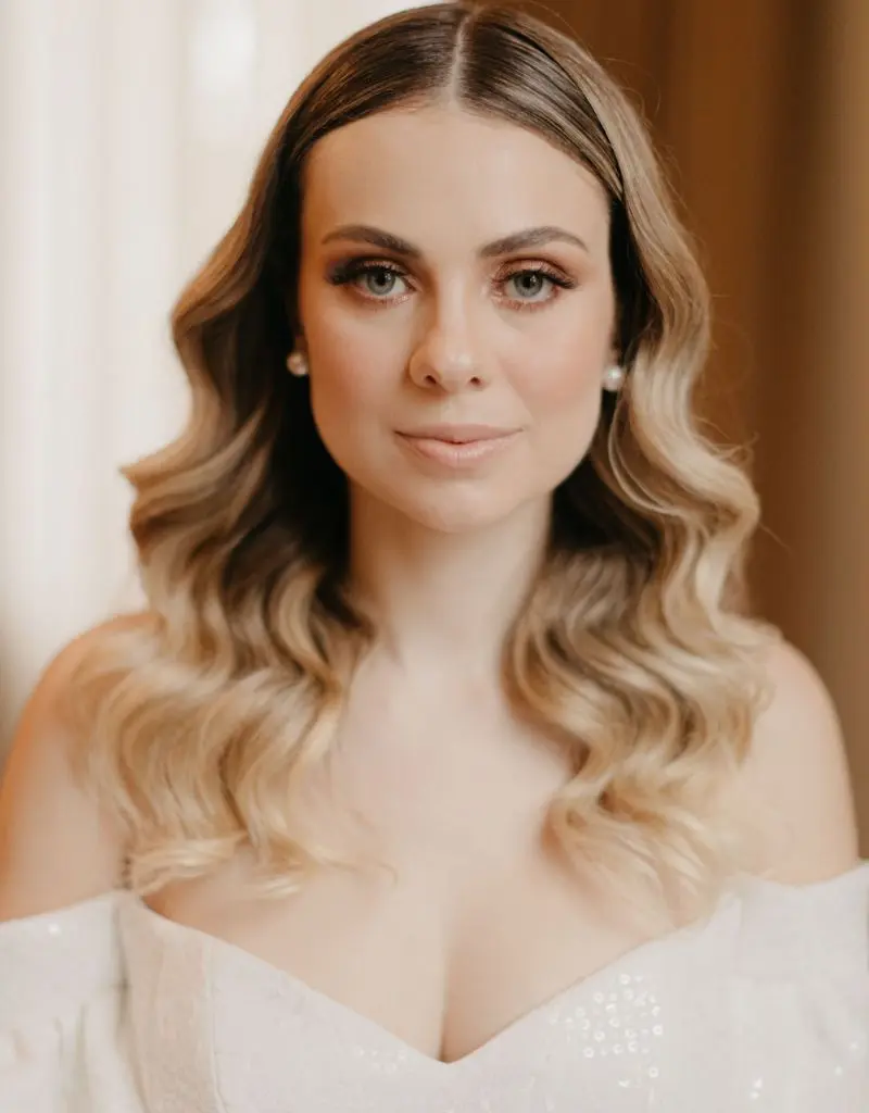 noiva com maquiagem leve e cabelo solto