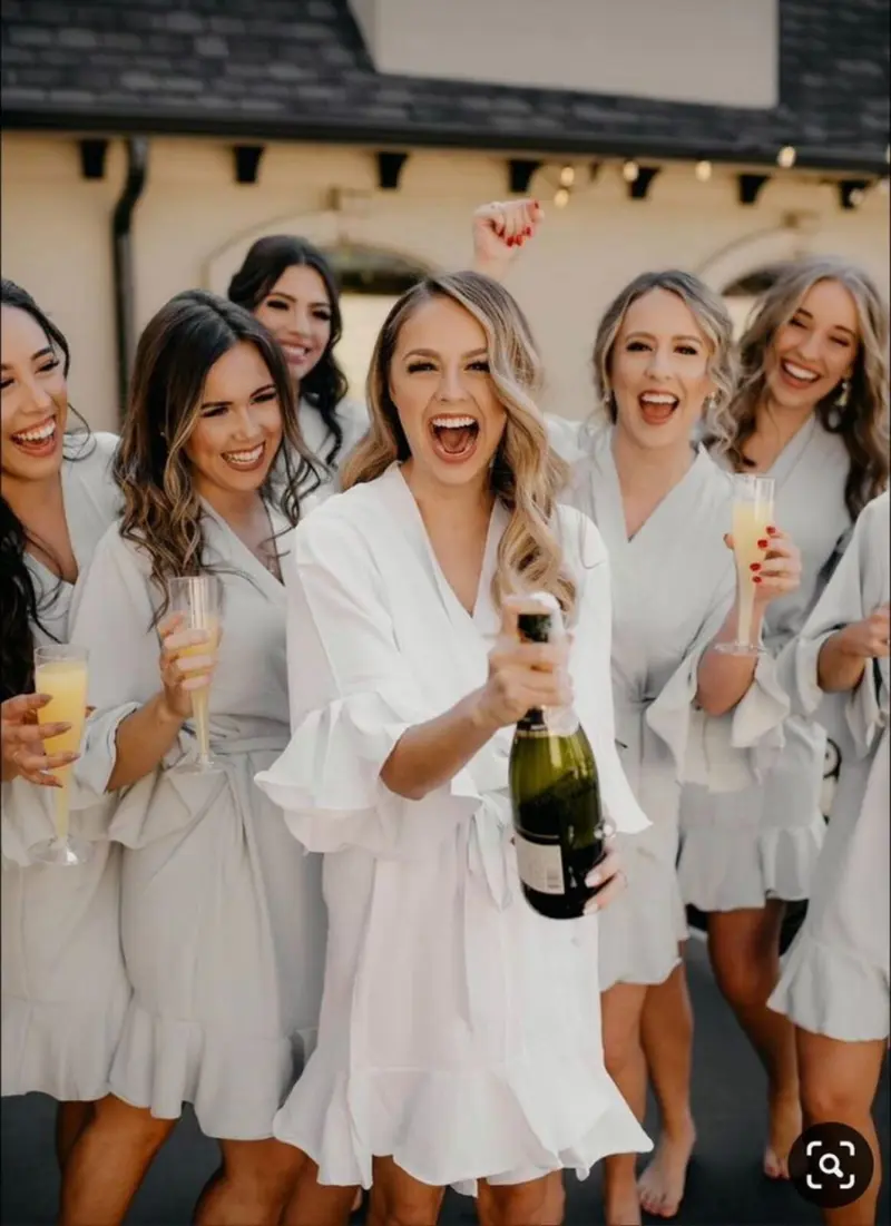 noiva e convidadas estourando champagne