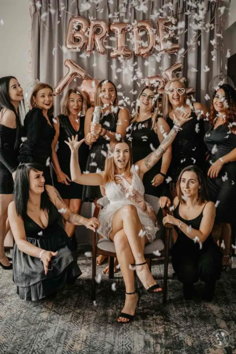 noiva e madrinhas em ch&aacute; de lingerie