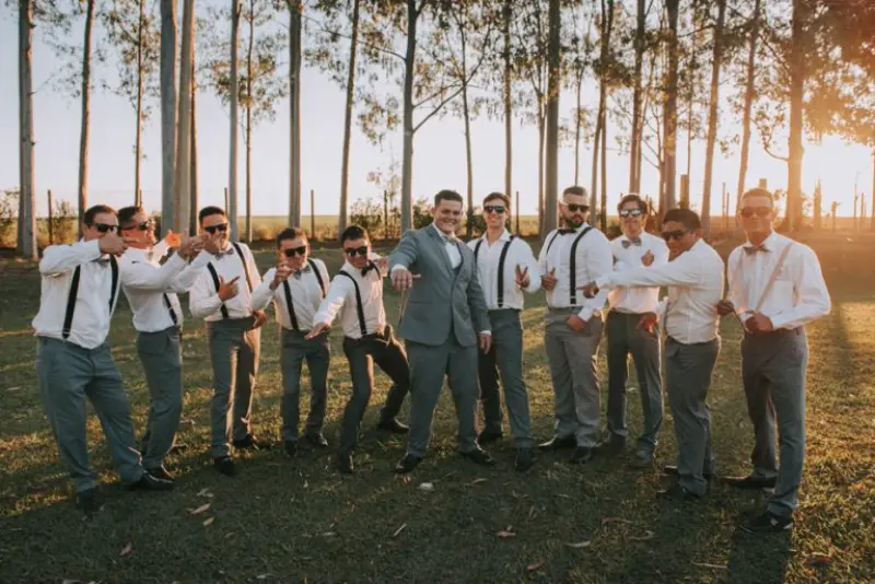 noivo com padrinhos no campo