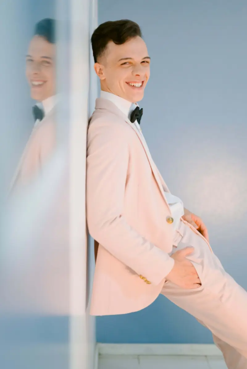 noivo com traje rosa para casamento moderno